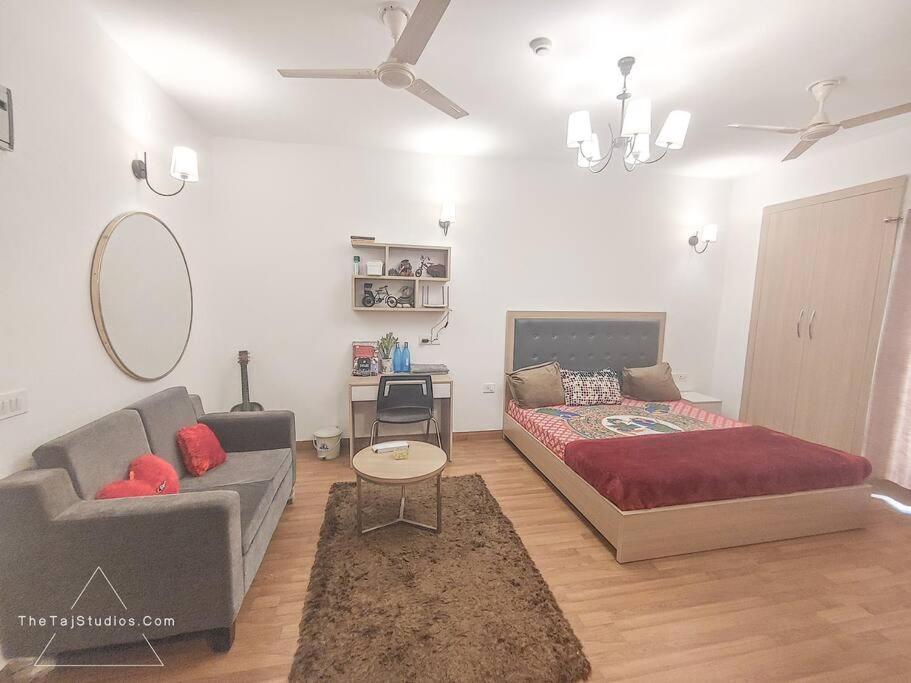 נוידה Top Luxury & Couple Friendly Stay Gp By Taj Suites & Studios #New Year Party & Stay מראה חיצוני תמונה