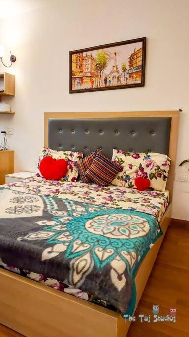 נוידה Top Luxury & Couple Friendly Stay Gp By Taj Suites & Studios #New Year Party & Stay מראה חיצוני תמונה