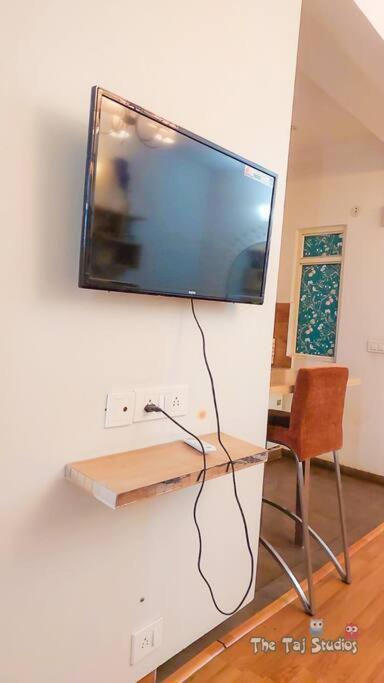 נוידה Top Luxury & Couple Friendly Stay Gp By Taj Suites & Studios #New Year Party & Stay מראה חיצוני תמונה