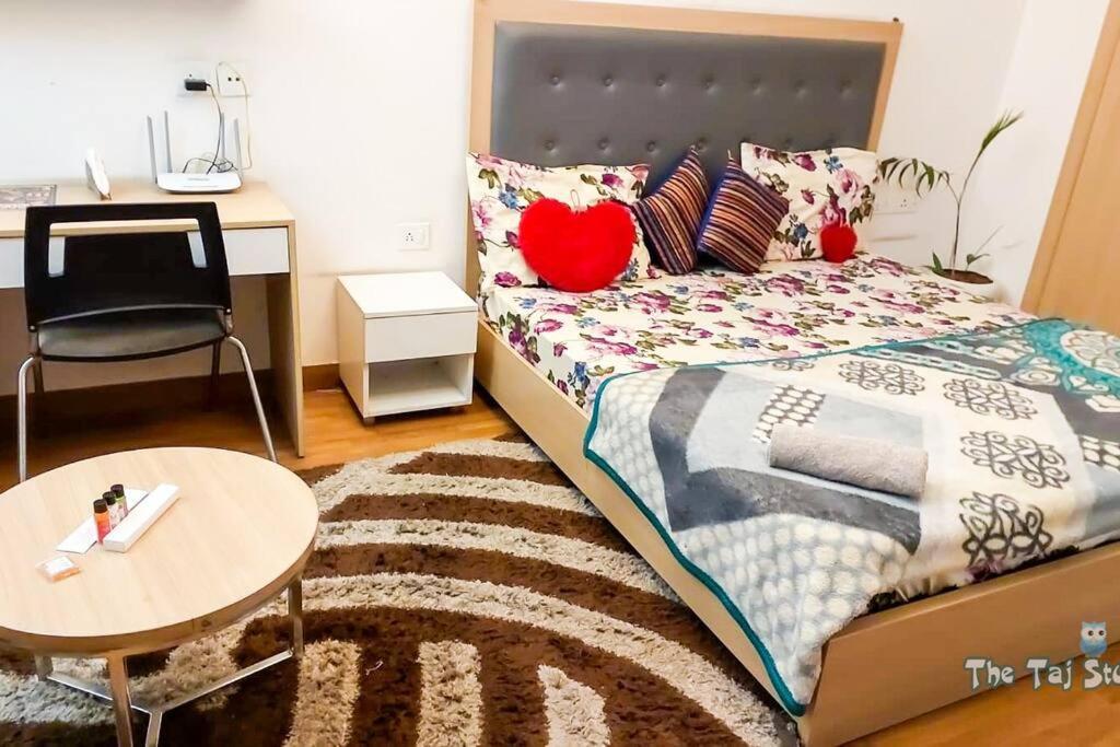 נוידה Top Luxury & Couple Friendly Stay Gp By Taj Suites & Studios #New Year Party & Stay מראה חיצוני תמונה