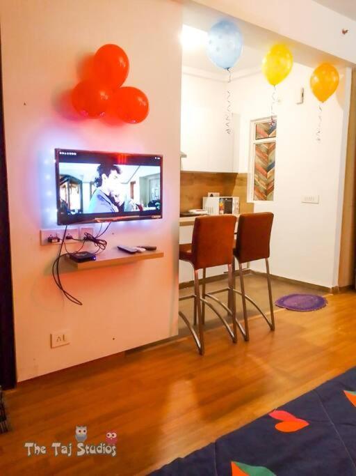 נוידה Top Luxury & Couple Friendly Stay Gp By Taj Suites & Studios #New Year Party & Stay מראה חיצוני תמונה