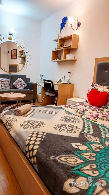 נוידה Top Luxury & Couple Friendly Stay Gp By Taj Suites & Studios #New Year Party & Stay מראה חיצוני תמונה