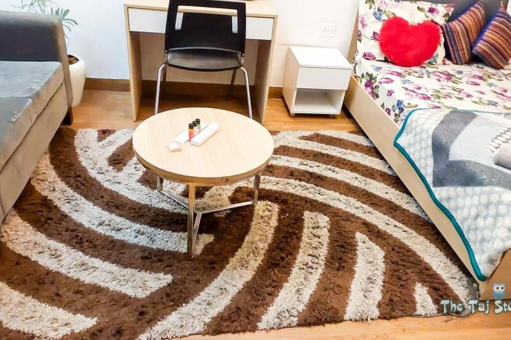 נוידה Top Luxury & Couple Friendly Stay Gp By Taj Suites & Studios #New Year Party & Stay מראה חיצוני תמונה