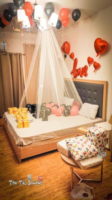 נוידה Top Luxury & Couple Friendly Stay Gp By Taj Suites & Studios #New Year Party & Stay מראה חיצוני תמונה