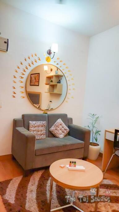 נוידה Top Luxury & Couple Friendly Stay Gp By Taj Suites & Studios #New Year Party & Stay מראה חיצוני תמונה
