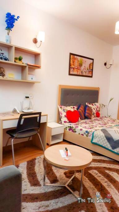 נוידה Top Luxury & Couple Friendly Stay Gp By Taj Suites & Studios #New Year Party & Stay מראה חיצוני תמונה