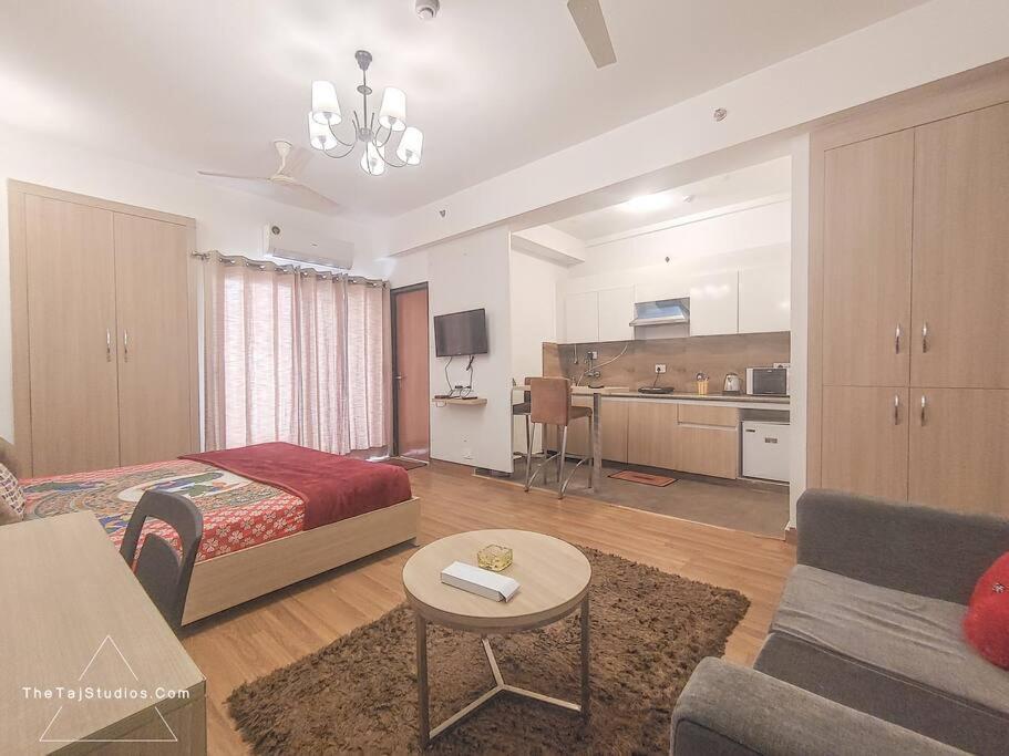 נוידה Top Luxury & Couple Friendly Stay Gp By Taj Suites & Studios #New Year Party & Stay מראה חיצוני תמונה