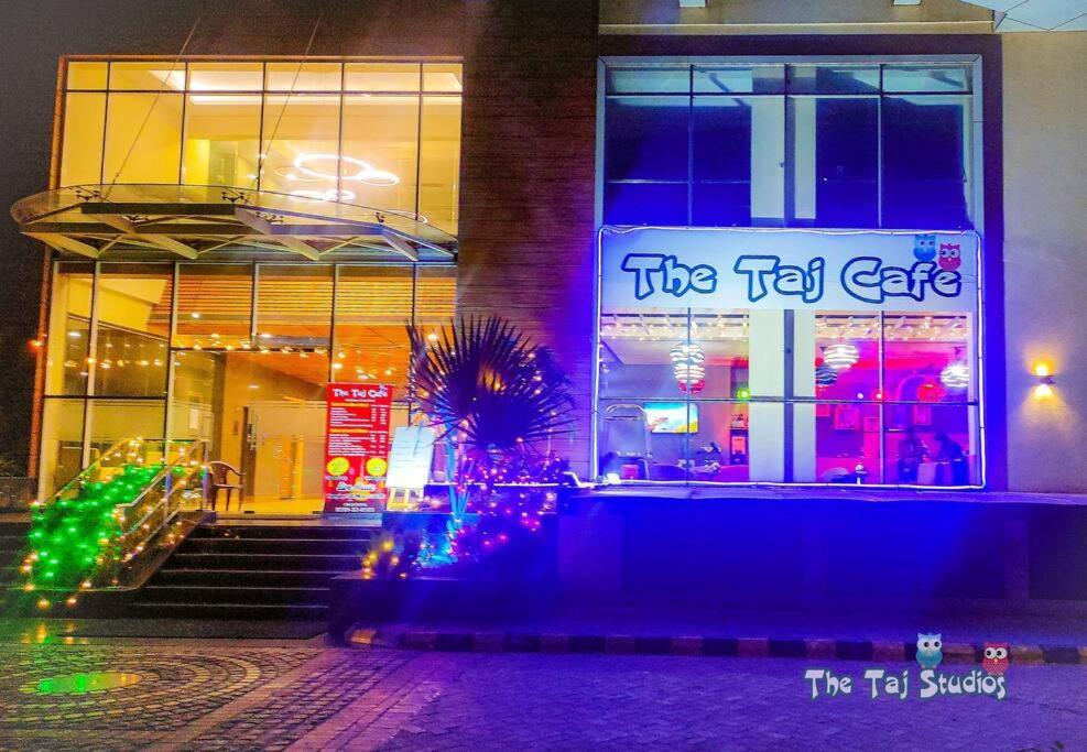 נוידה Top Luxury & Couple Friendly Stay Gp By Taj Suites & Studios #New Year Party & Stay מראה חיצוני תמונה