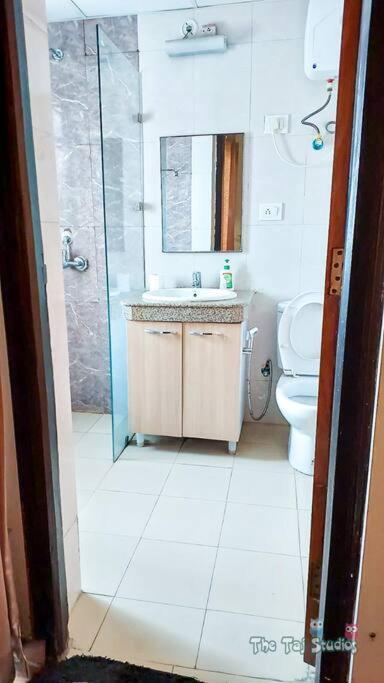 נוידה Top Luxury & Couple Friendly Stay Gp By Taj Suites & Studios #New Year Party & Stay מראה חיצוני תמונה