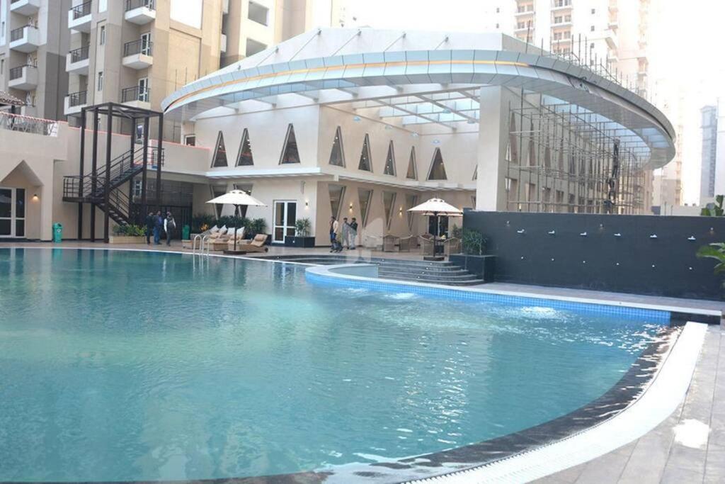 נוידה Top Luxury & Couple Friendly Stay Gp By Taj Suites & Studios #New Year Party & Stay מראה חיצוני תמונה