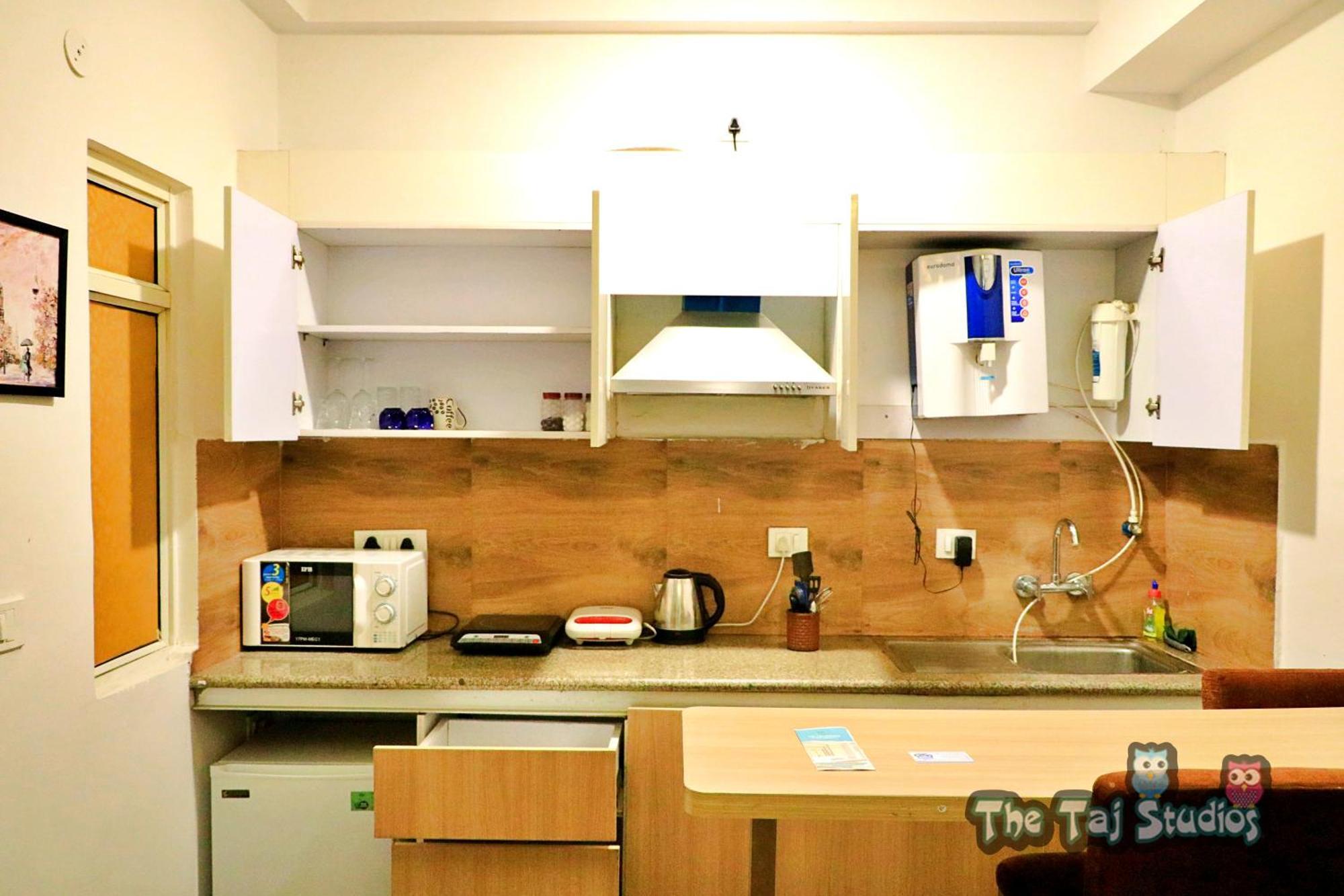 נוידה Top Luxury & Couple Friendly Stay Gp By Taj Suites & Studios #New Year Party & Stay מראה חיצוני תמונה