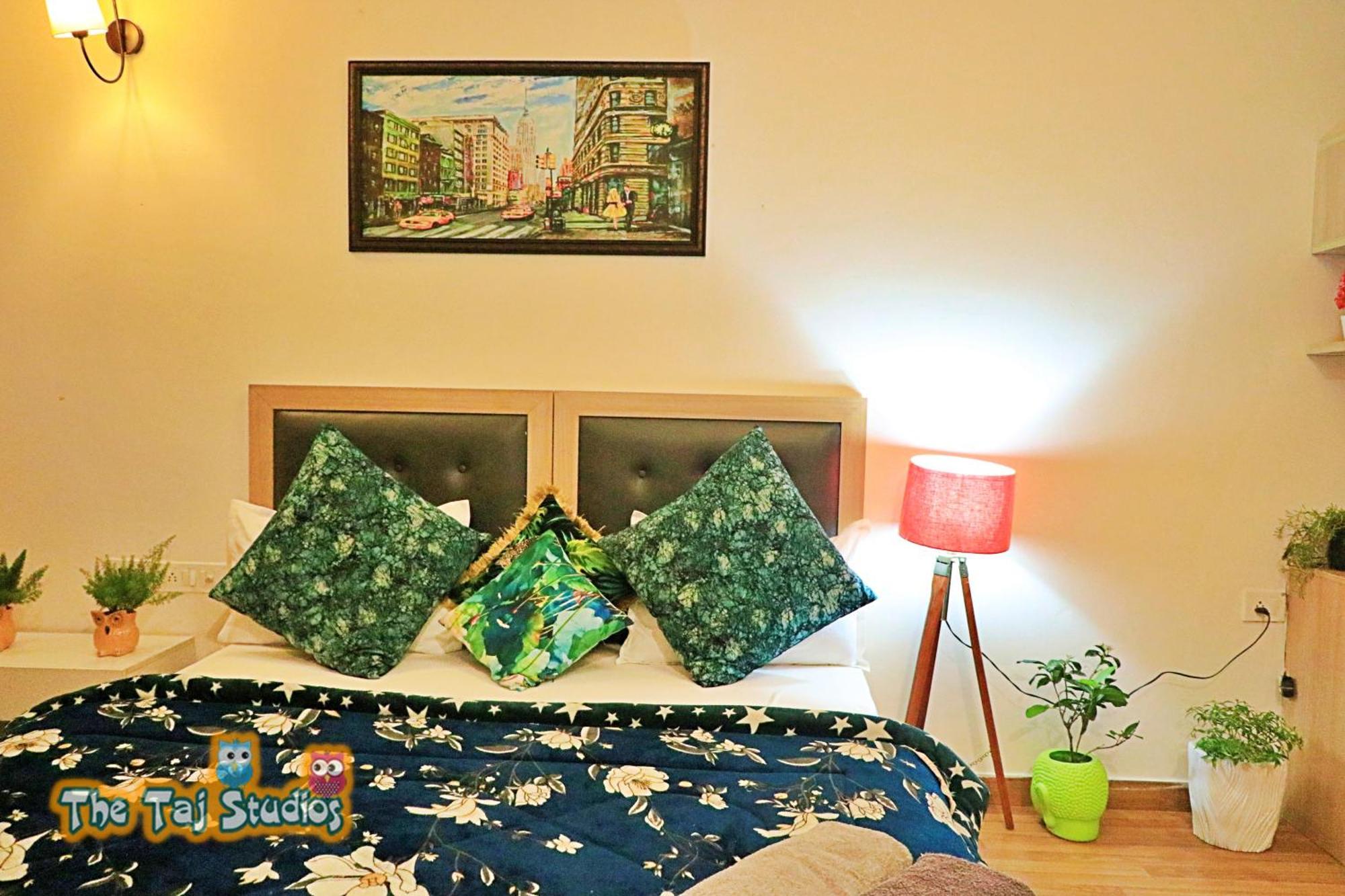 נוידה Top Luxury & Couple Friendly Stay Gp By Taj Suites & Studios #New Year Party & Stay מראה חיצוני תמונה