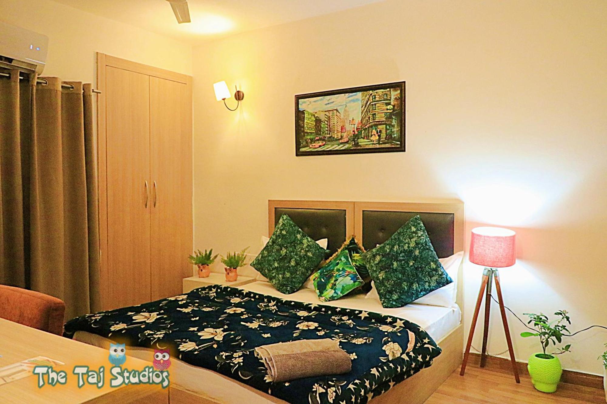 נוידה Top Luxury & Couple Friendly Stay Gp By Taj Suites & Studios #New Year Party & Stay מראה חיצוני תמונה