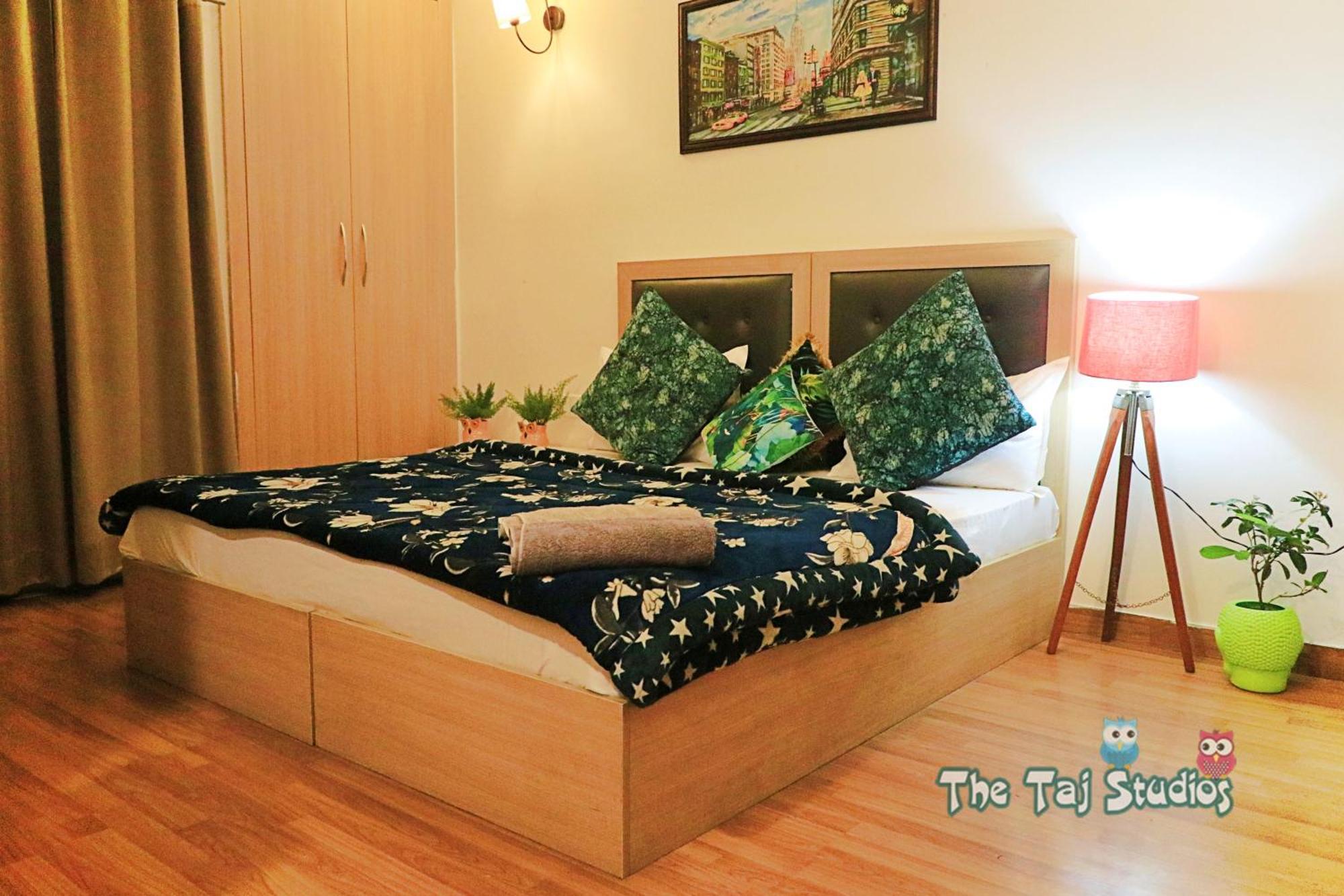 נוידה Top Luxury & Couple Friendly Stay Gp By Taj Suites & Studios #New Year Party & Stay מראה חיצוני תמונה