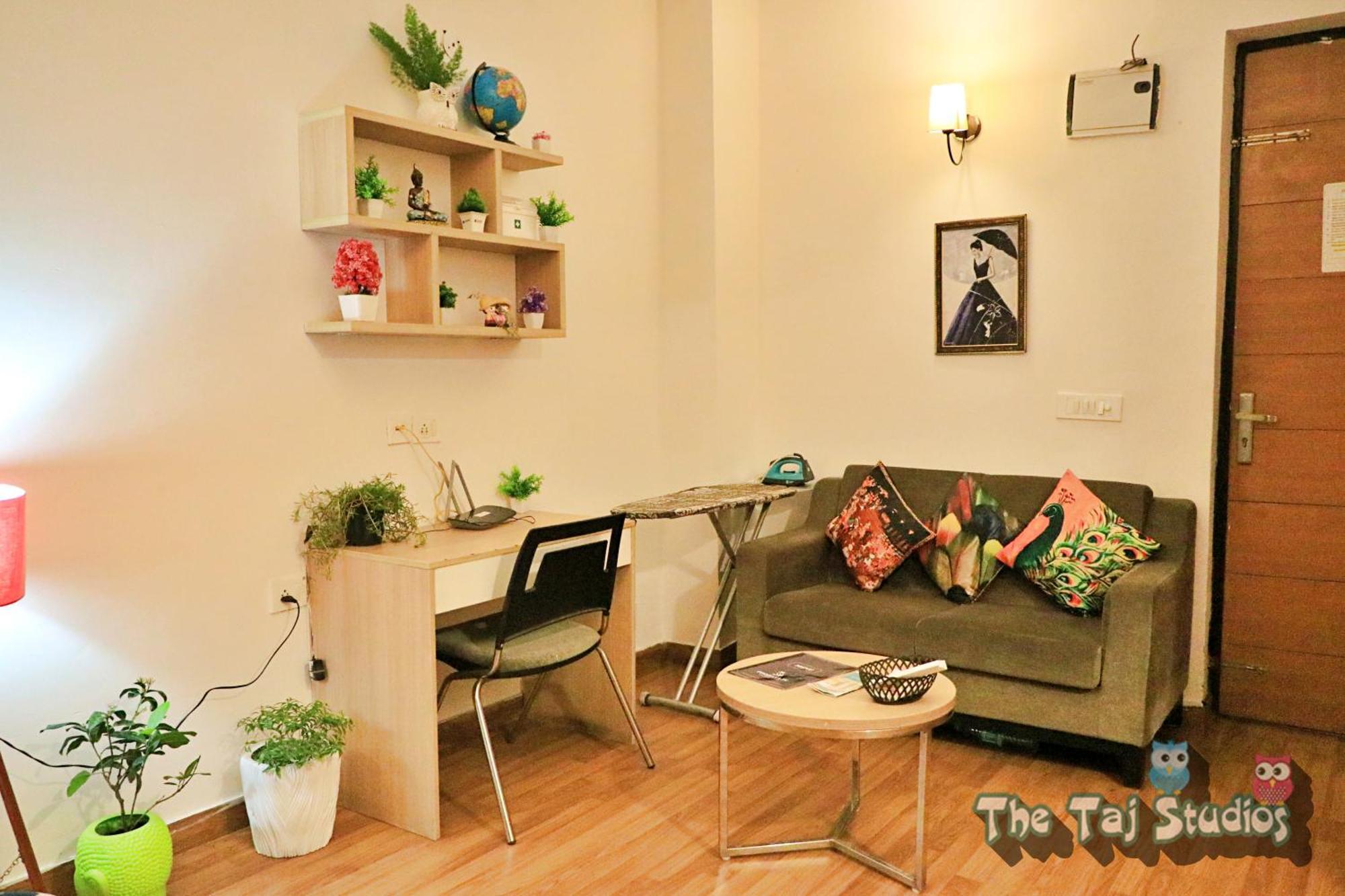 נוידה Top Luxury & Couple Friendly Stay Gp By Taj Suites & Studios #New Year Party & Stay מראה חיצוני תמונה