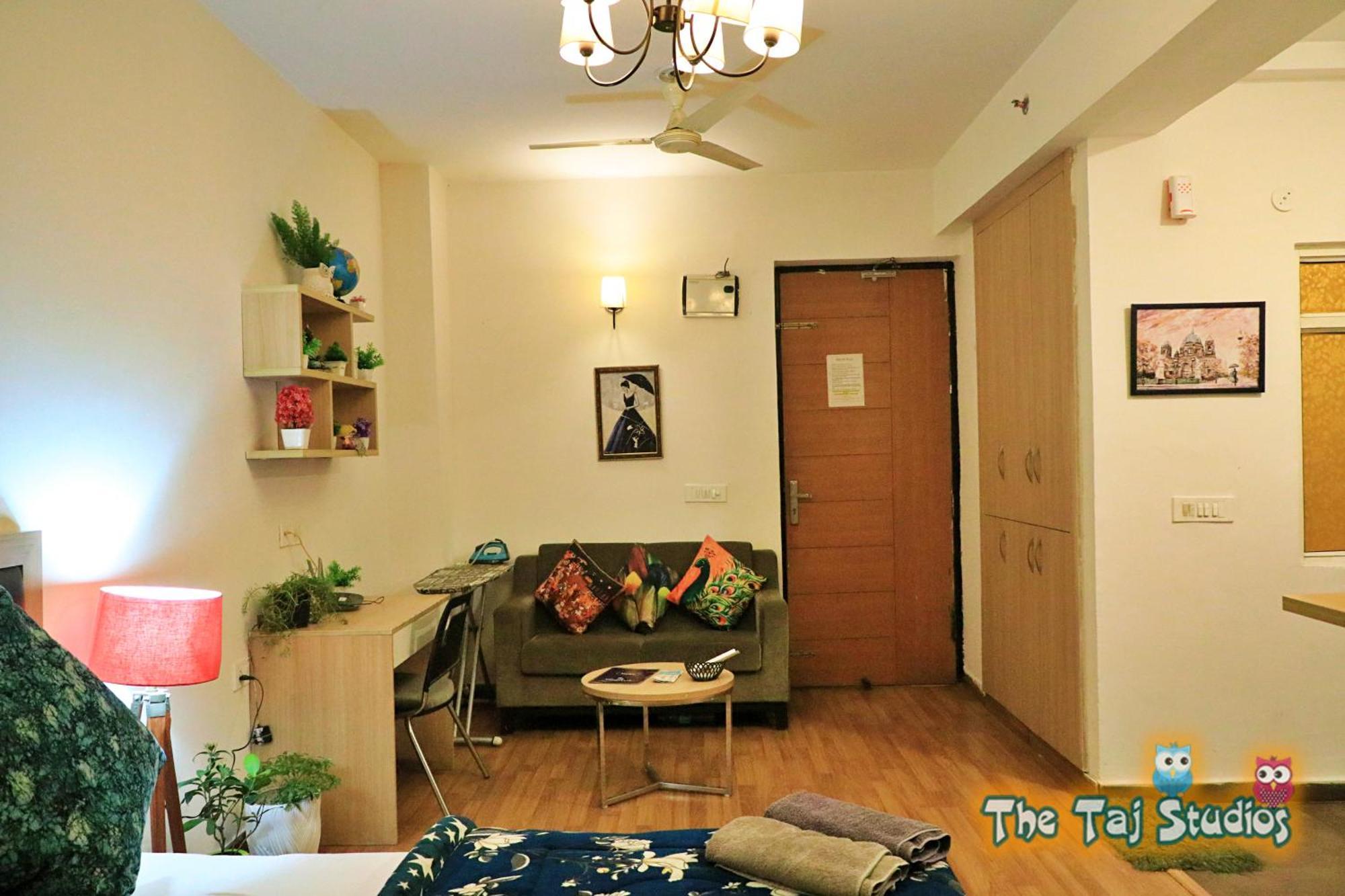 נוידה Top Luxury & Couple Friendly Stay Gp By Taj Suites & Studios #New Year Party & Stay מראה חיצוני תמונה