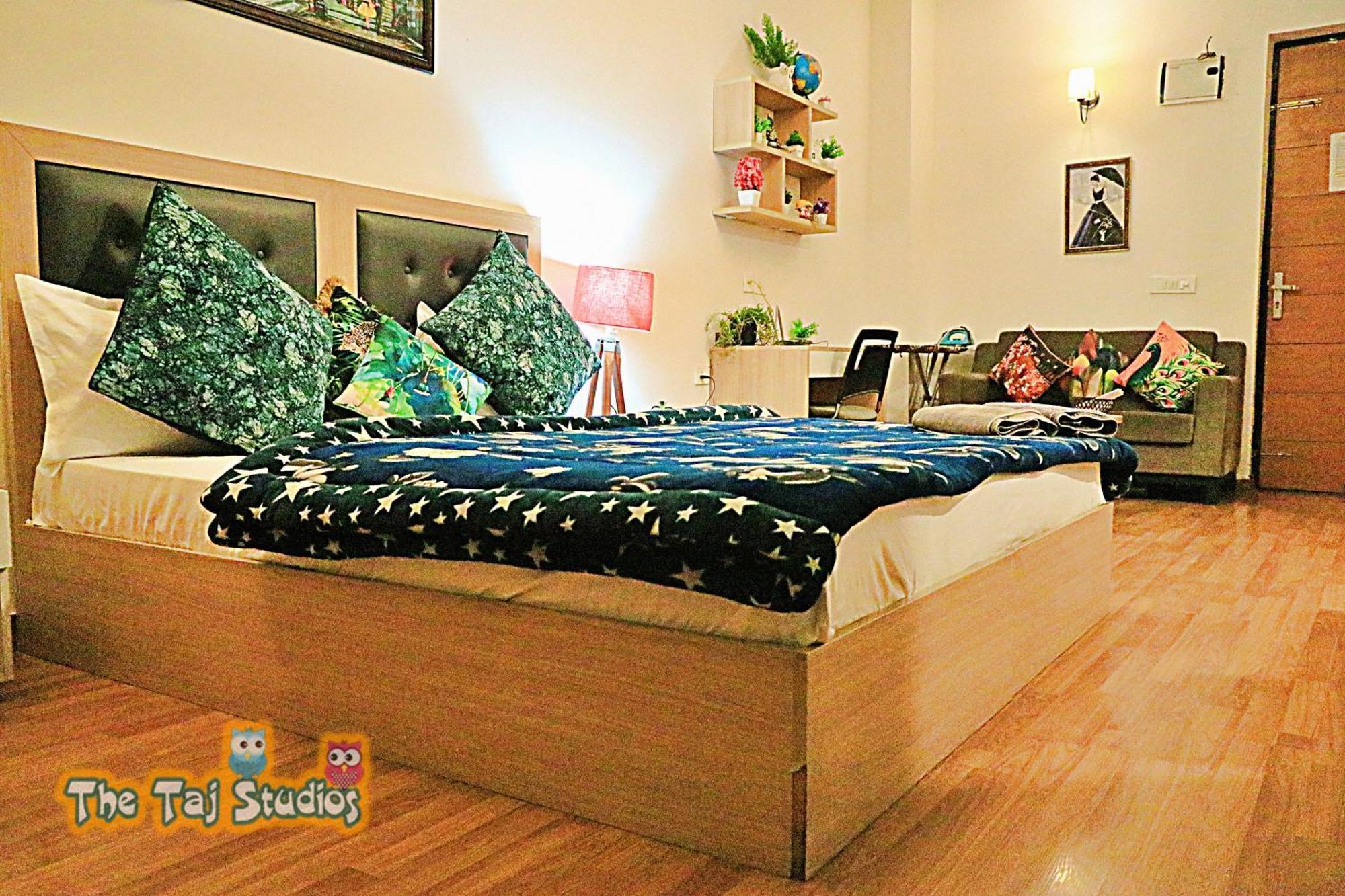 נוידה Top Luxury & Couple Friendly Stay Gp By Taj Suites & Studios #New Year Party & Stay מראה חיצוני תמונה